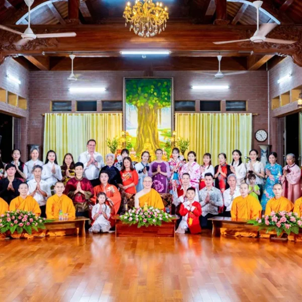 Năm Châu Bốn Biển - Phật Tử Xa Xứ Là Con Một Nhà — Phạm Thị Yến
